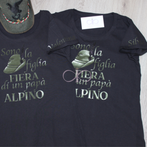 MAGLIA SONO LA FIGLIA FIERA DI UN ALPINO (PAPA', MAMMA, NONNO, GENITORI)