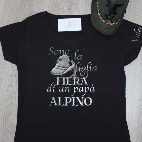 MAGLIA SONO LA FIGLIA FIERA DI UN ALPINO (PAPA', MAMMA, NONNO, GENITORI)